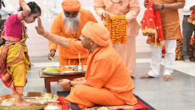 Photo of गोरखनाथ मंदिर में सीएम योगी ने नौ नन्हीं कन्याओं के धोए पैर