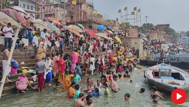 Photo of वैशाख पूर्णिमा पर काशी में श्रद्धालुओं ने गंगा में लगाई डुबकी