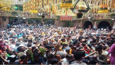 Photo of बांके बिहारी मंदिर: आराध्य के दर्शन को उमड़ा सैलाब, गलियों में लगी कतार…