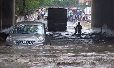 Photo of दरिया बनी दिल्ली: लबालब सड़कें, डूबी हुई कारें… घरों में घुसा पानी