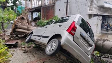 Photo of लखनऊ: बदला मौसम, बारिश के साथ हुई आंधी ने मचाई तबाही