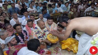 Photo of अचानक ही बांकेबिहारी मंदिर पहुंचे सीएम योगी, ठाकुर जी की छवि को अपलक निहारते रहे